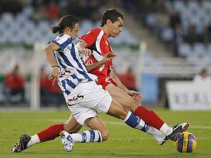 Jesuli, en primer plano, intenta robarle el balón a Casquero, del Getafe.