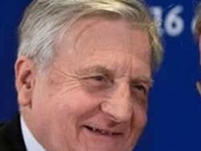 El presidente del Eurogrupo y primer ministro de Luxemburgo, Jean-Claude Juncker (dcha), junto al presidente del Banco Central Europeo, Jean-Claude Trichet, durante la rueda de prensa posterior a la reunión informal del Eurogrupo, que congregó en Madrid a los ministros de Economía y Finanzas de la zona del euro.