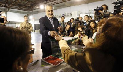 El presidente de la Junta de Andalucía y candidato socialista, en el momento de dejar su voto en un colegio de Mairena del Aljarafe (Sevilla). Aseguró estar "sorprendentemente tranquilo"