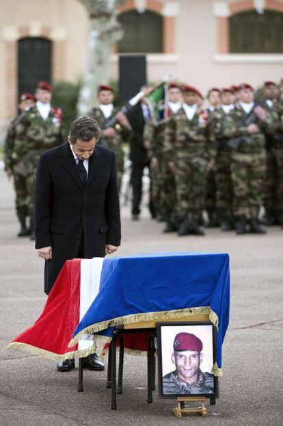 Sarkozi rinde homenaje a uno de los paracaidistas asesinado por el terrorista de Toulouse.