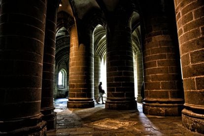 La cripta de gruesos pilares fue elevada a mediados del siglo XV para sostener el coro gótico de la iglesia abacial.
