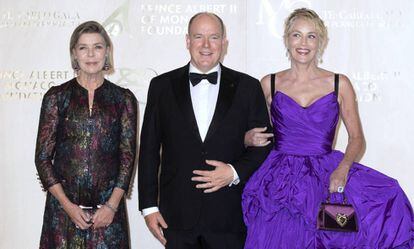 Carolina de Mónaco con el príncipe Alberto y la actriz Sharon Stone, en una gala benéfica celebrada en Mónaco el 23 de septiembre de 2021.
