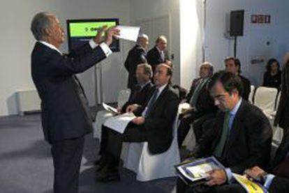 El presidente de OHL, Juan Miguel Villar Mir (i), durante la presentaci&oacute;n de los resultados de 2010 a analistas e inversores.
