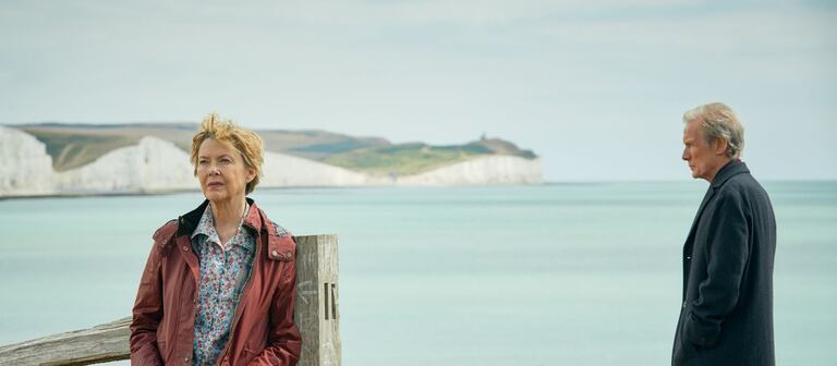 Annette Bening y Bill Nighy en una escena de 'Regreso a Hope Gap'.
