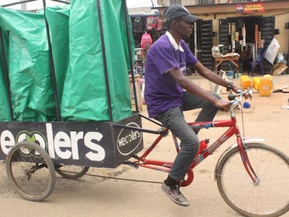 Un recolector de residuos con su bicicleta modificada.