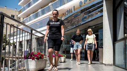 Ciudadanas ucranianas salen del hotel de Calella (Barcelona) en el que viven como refugiadas.