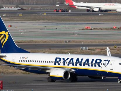 Un avión de Ryanair en el aeropuerto madrileño de Barajas.