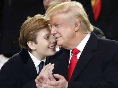 Donald Trump junto a su hijo, Barron Trump, durante la investidura presidencial del pasado viernes.