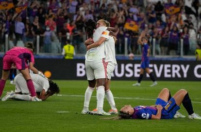 Dos jugadoras del Lyon se abrazan tras el pitido final y proclamarse campeonas.