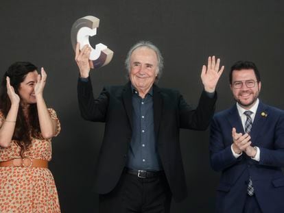 El cantautor y compositor Joan Manuel Serrat, recibió el premio de la mano de Silvia Pérez Cruz y en presencia del presidente de la Generalitat, Pere Aragonès. EFE/Quique Garcia