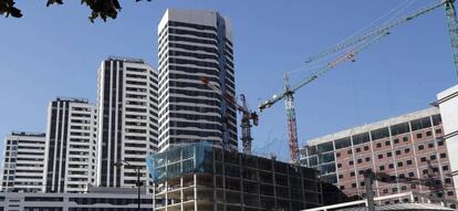 Un edificio en construcción junto a viviendas residenciales en Bilbao.