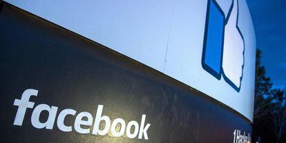 Logo de Facebook en su sede en Menlo Park, California. 