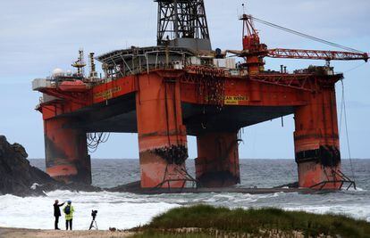 Una plataforma petrolífera de 17.000 toneladas vaga a la deriva y encalla en las costas escocesas.