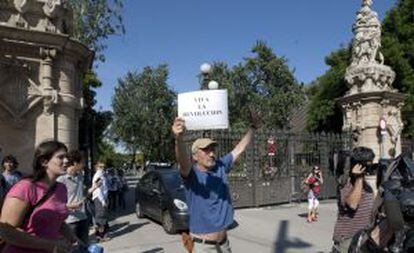 Un indignado a las puertas del parque de la Ciutadella, donde se ubica el Parlamento de Cataluña.