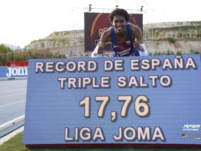 Jordan Díaz posa este domingo en La Nucia con su nuevo récord de España en triple salto.