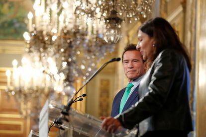 La alcaldesa de París, Anne Hidalgo, junto a Arnold Schwarzenegger durante una conferencia en el marco de la cumbre contra el cambio climátioc en París. 
