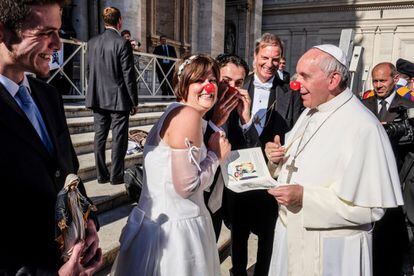 El Papa Francisco se puso una nariz roja para homenajear a una pareja de recién casados, miembros de una ONG que utiliza payasos para animar a niños enfermos de cáncer, 6 de noviembre de 2013.
