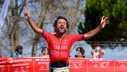 El médico y deportista coruñés Juan Tábara Rodríguez, que murió el 15 de abril de 2022 en una  playa de Silgar, en Sanxenxo (Pontevedra) tras ser arrollado por una lancha de competición mientras nadaba en la zona de baño, a menos de 200 metros de la orilla.