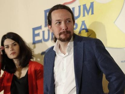 ablo Iglesias, líder de Podemos, e Isa Serra, candidata a la Comunidad de Madrid, en un desayuno informativo en el Fórum Europa este lunes.  