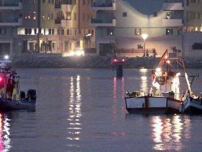 Una patrullera de la policía de Gibraltar se acerca a uno de los pesqueros de La Línea.