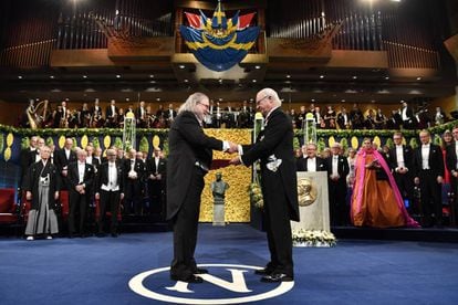El inmuólogo estadounidense James Allison recibe el premio Nobel en fisiología o medicina.
