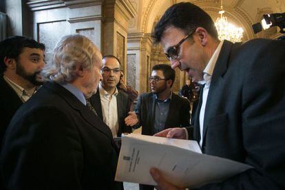 Diputados de CiU y ERC, antes de presentar el acuerdo sobre los presupuestos.