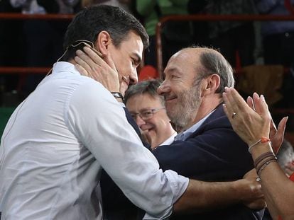 Pedro Sánchez y Alfredo Pérez Rubalcaba, en el acto de arranque de la precampaña del PSOE en las elecciones generales, el 26 de junio de 2016 en el pabellón de la ONCE en Madrid.