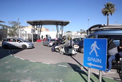 Trabajadores salen por la frontera terrestre de Gibraltar, en la zona inglesa.