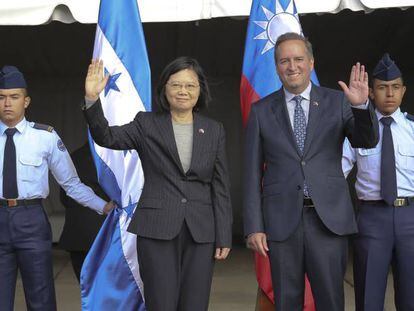 La presidenta de Taiw&aacute;n, Tsai Ing-wen, y el designado presidencial de Honduras, Ricardo &Aacute;lvarez, este domingo en la base a&eacute;rea de Palmerola, 80 kil&oacute;metros al norte de Tegucigalpa (Honduras). 
