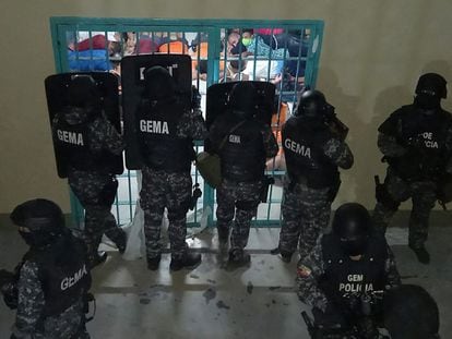 Miembros de la Policía Nacional de Ecuador mientras realizaban un operativo en la prisión de Guayaquil que sufrió el motín en septiembre pasado.