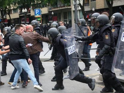 Agentes de la policía nacional intentan retirar a los concentrados en el instituto IES Tarragona el 1 de octubre.