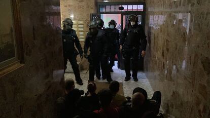 Activistas de la PAH tratan de impedir con una sentada la entrada de los agentes de policía en el piso de Manuela y Jesús.