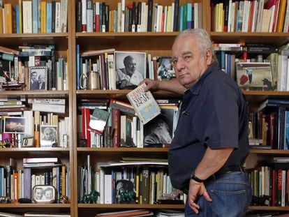 Javier Reverte, a la seva biblioteca el 2011. 