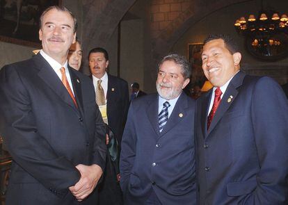 Lula asumió la presidencia el 1 de enero de 2003, y se convirtió en el primer —y único hasta ahora— obrero en presidir Brasil. En la imagen, Lula da Silva junto a los entonces presidentes de México y Venezuela, Vicente Fox y Hugo Chávez, respectivamente, en Cuzco (Perú), el 23 de mayo de 2003.  