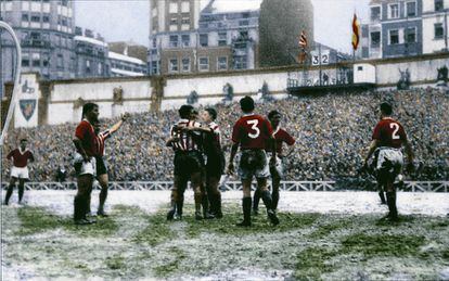Los jugadores del Athletic de Bilbao celebran un gol en el duelo en San Mamés ante el Manchester United en la Copa de Europa de 1957.