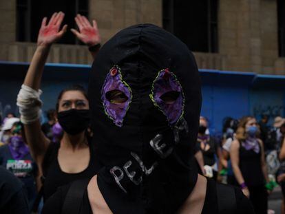 Mujeres protestan en el Centro Histórico de Ciudad México el 8 de marzo de 2021. México es una de los países con mayor violencia de género en América Latina, con una estadística que supera los 10 feminicidios por día.