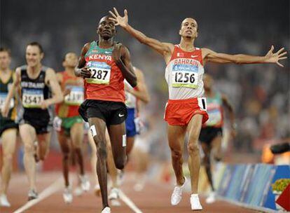 Ramzi, el bahreiní de origen marroquí, extiende sus brazos tras imponerse en la final de 1.500 metros.