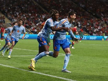 Alvaro Morata celebra el gol de la victoria con Nico Williams en el partido Portugal-España (0-1) de la Liga de Naciones, en Braga este martes.
