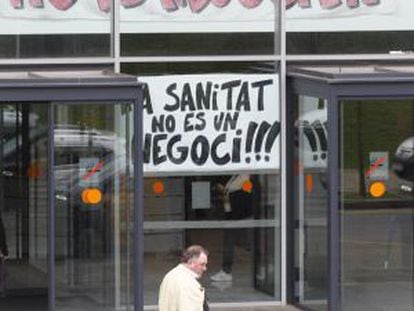 Pancartas en contra de los recortes sanitarios en el Hospital de Sant Pau.