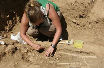 Una arqueóloga trabaja sobre uno de los esqueletos hallados en el yacimimiento de Marialaba.