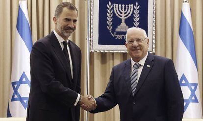 Felipe VI saluda al presidente israelí, Reuven Rivlin, durante el encuentro en Jerusalén.