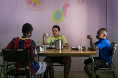 Alumnos del Colegio público Cra Albeos de Belver de Cinca (Huesca) en el comedor de la escuela.