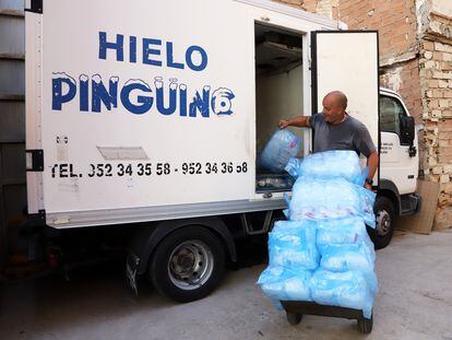 Un repartidor de hielo en Málaga el pasado 5 de agosto.