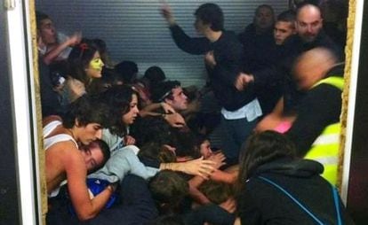 J&oacute;venes atrapados en el pasillo del pabell&oacute;n Madrid Arena donde se produjo la tragedia.
