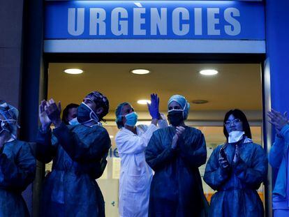 Personal médico del Hospital Dos de Mayo de Barcelona agradece los aplausos y muestras de apoyo de los ciudadanos.