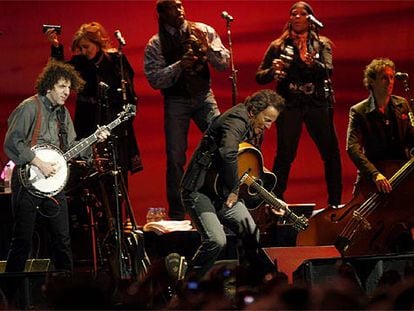 Bruce Springsteen, con una guitarra y rodeado por los músicos que le acompañan, anoche en Las Ventas.
