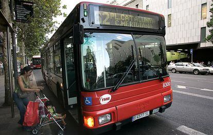 Una mujer sube a un autob&uacute;s en Barcelona, de la l&iacute;nea 62.