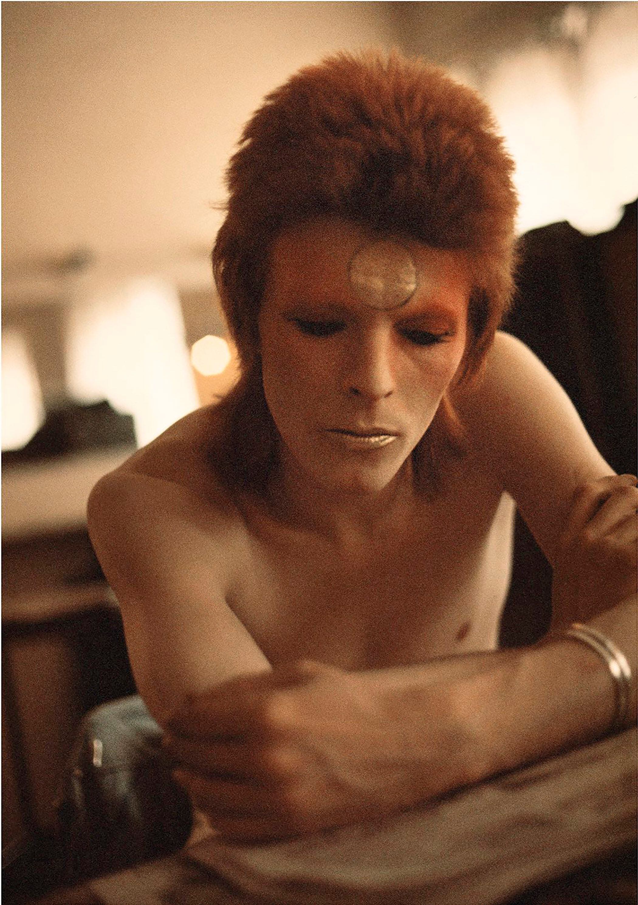 Foto tomada la noche antes del último concierto del músico con los Spiders from Mars, en el Hammersmith Odeon, en 1973, donde anunció que era su última interpretación como Ziggy Stardust.