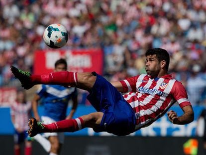 Diego Costa remata de forma acrobática contra el Almería.