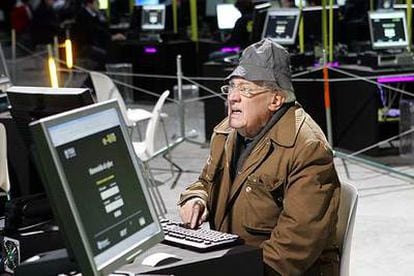 Un usuario en la feria de ocio digital E-life, que se celebró en Madrid la pasada semana.